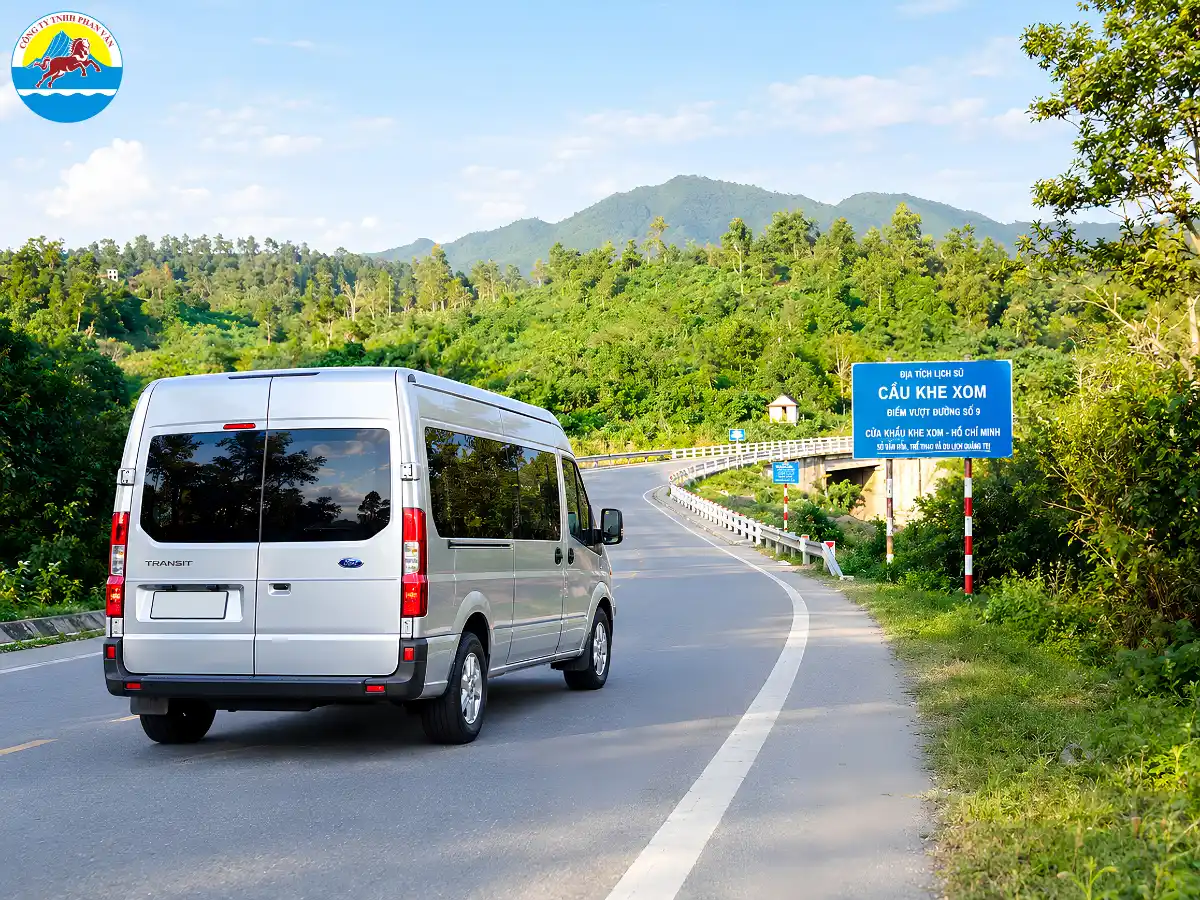 Xe du lịch đón đoàn khách đi Quảng Trị