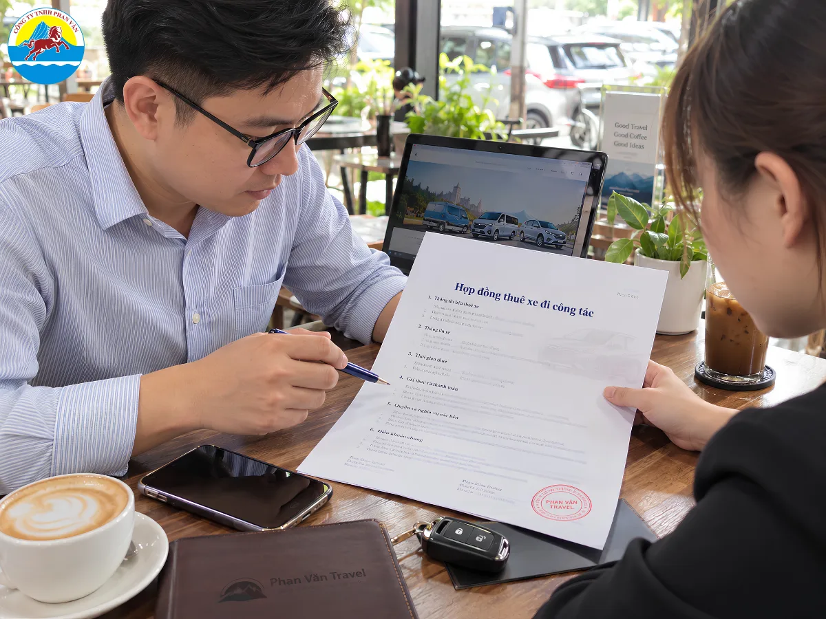 Khách hàng kiểm tra hợp đồng thuê xe đi công tác