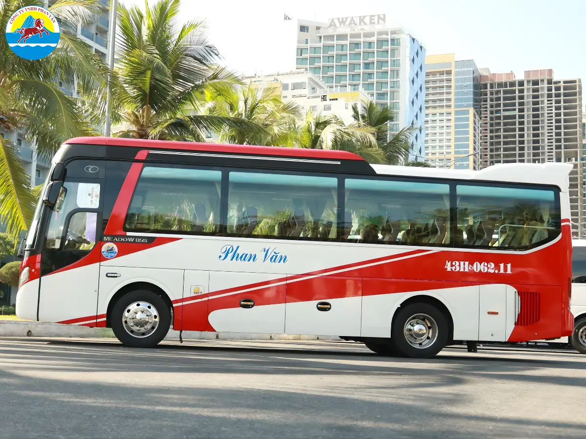 Xe của Phan Văn Travel phục vụ chuyến Hòa Phú Thành