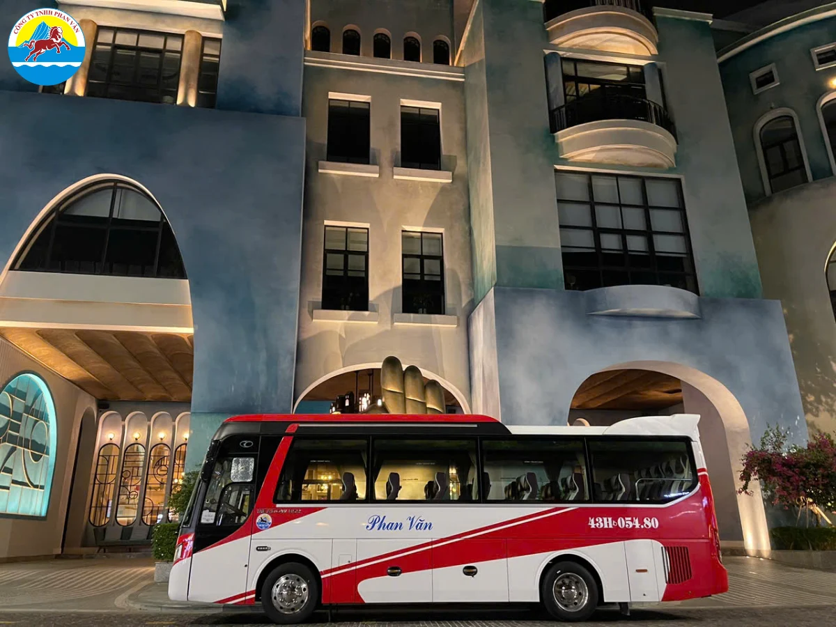 Khách hàng cần đặt cọc trước 30% giá trị booking để giữ chỗ xe