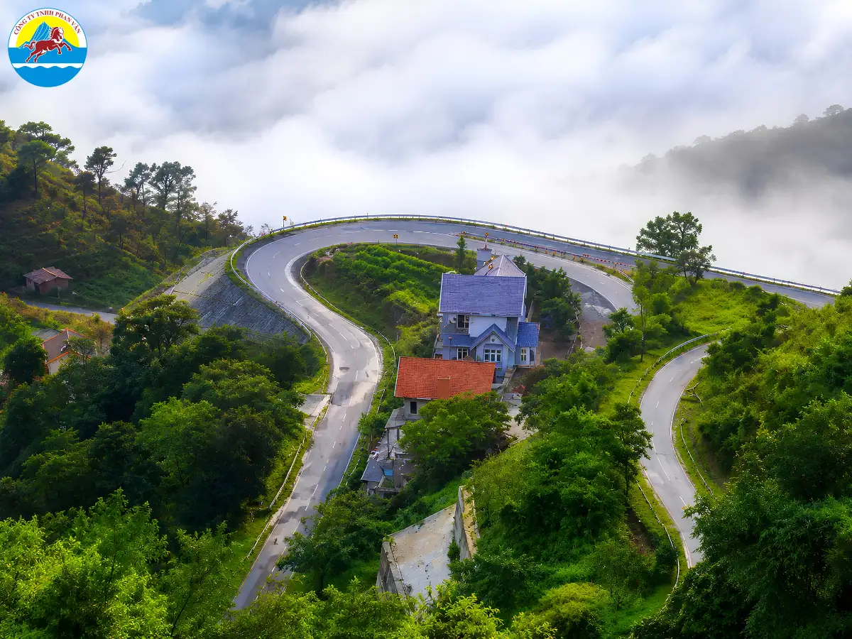 Sương mù bao phủ cung đường đèo Tam Đảo vào buổi sáng sớm