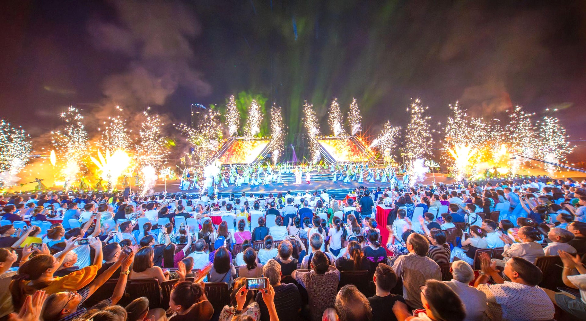 Cùng nhau thưởng thức đêm pháo hoa rực rỡ