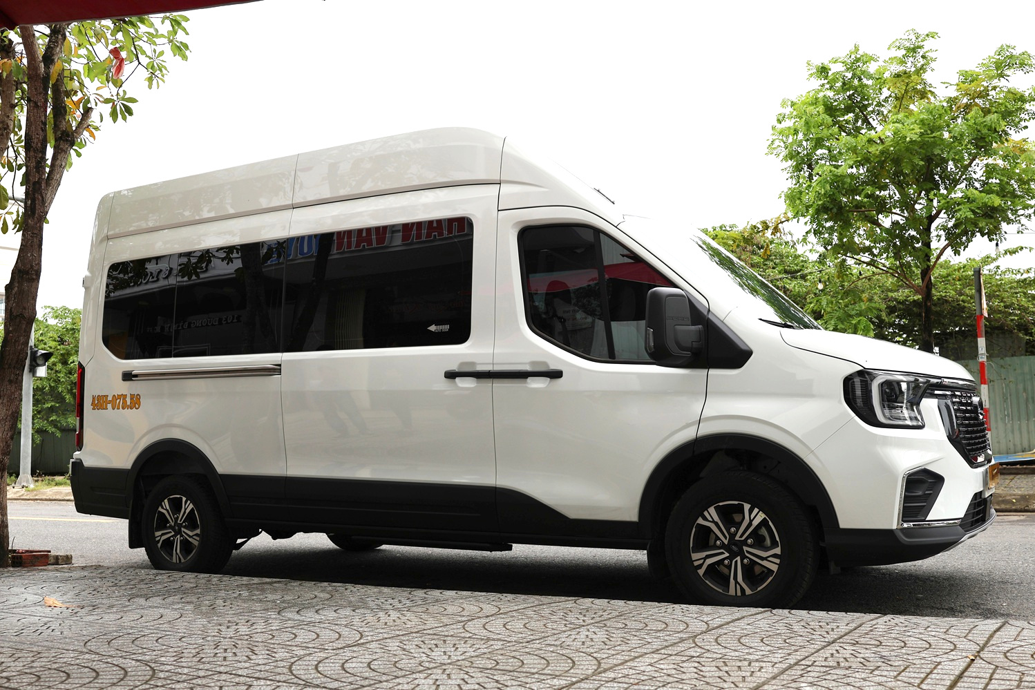 Đi xem pháo hoa với xe 16 chỗ Ford Transit