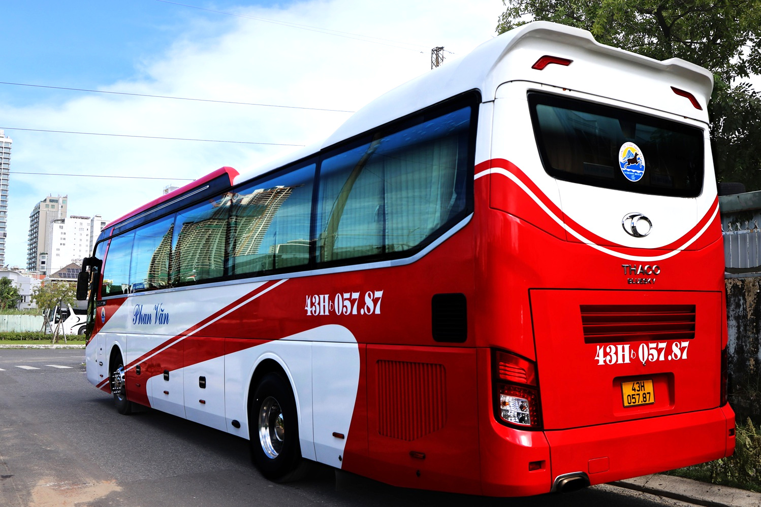 Nhiều người lựa chọn thuê xe để thuận tiện cho việc tham gia lễ hội pháo hoa