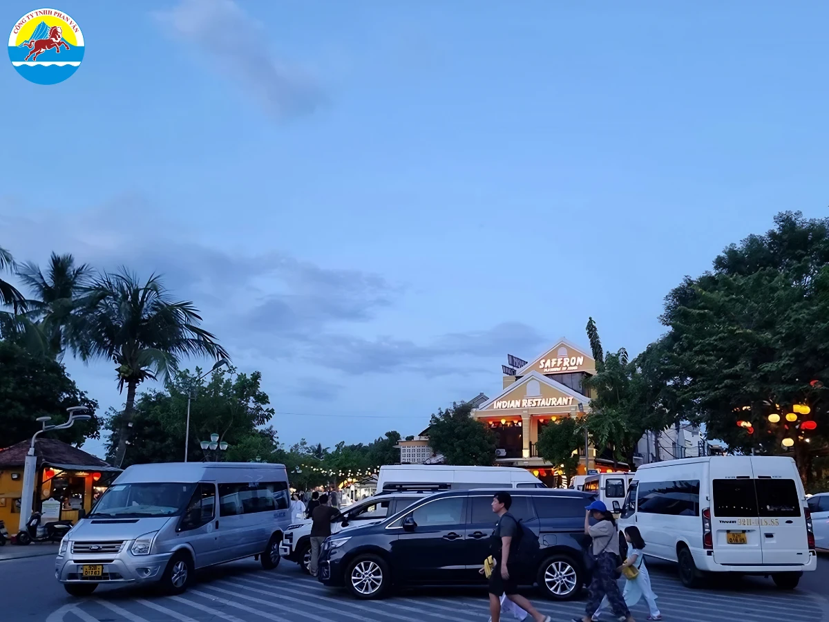 Có nhiều bãi gửi xe có thu phí gần cầu An Hội và đường Nguyễn Hoàng