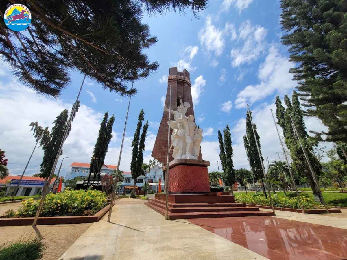 Tượng đài chiến thắng Đăk Glei