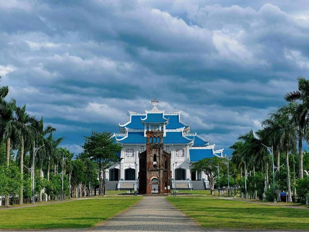 Tự do lên lịch trình tham quan các địa điểm linh thiêng như Thánh địa La Vang