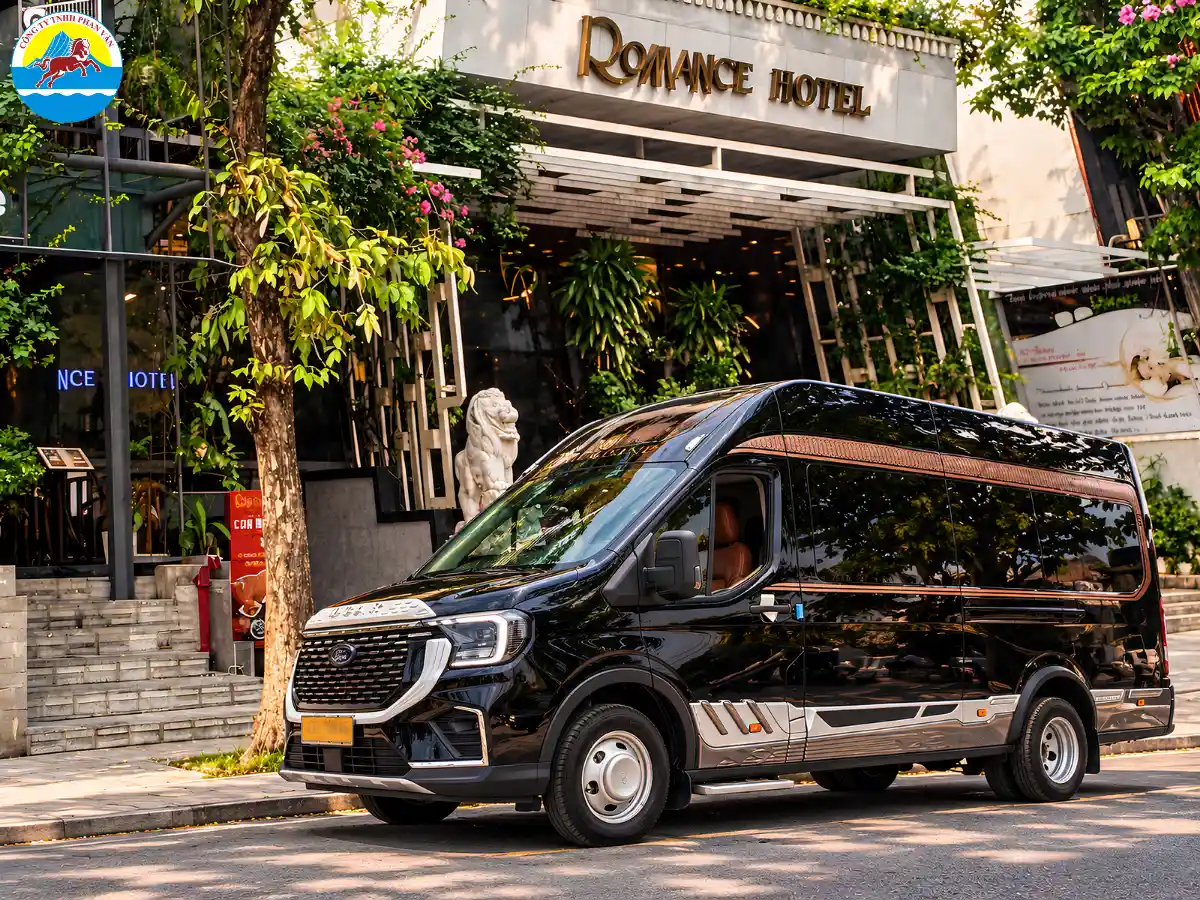 Xe limousine 12 chỗ đậu chờ khách tại Huế