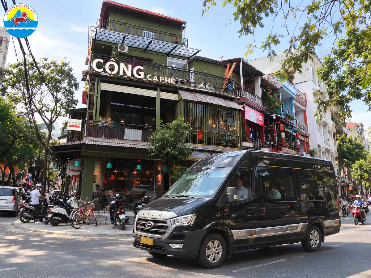 Xe limousine 12 chỗ Phan Văn Travel đậu chờ khách