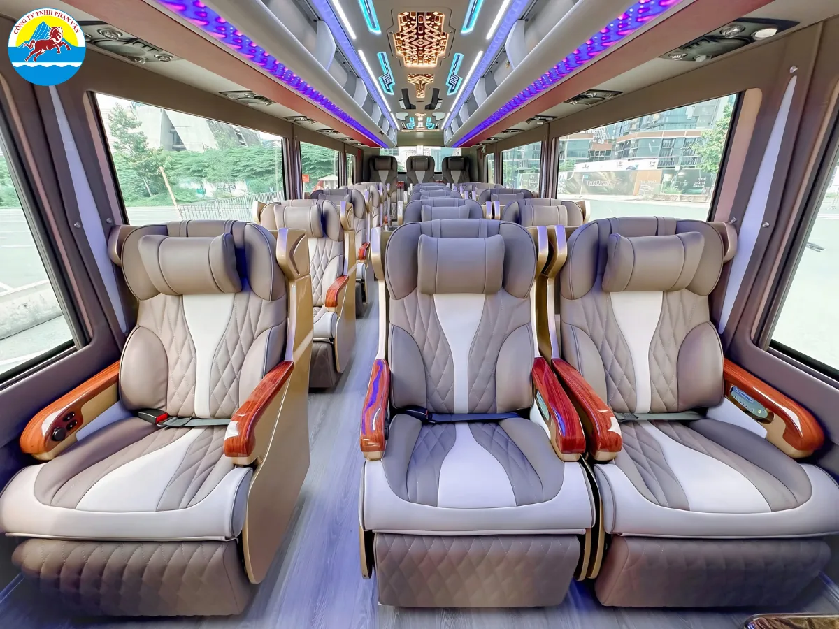 Khoang ghế limousine 16 chỗ phục vụ tuyến Đà Nẵng - Huế
