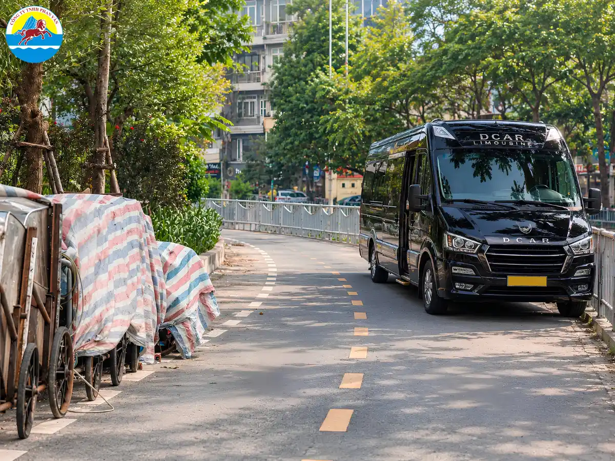Limousine 16 chỗ đón khách trên tuyến Đà Nẵng đến Huế