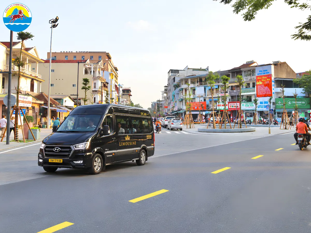 Xe limousine 16 chỗ Phan Văn Travel chở Đà Nẵng đến Huế