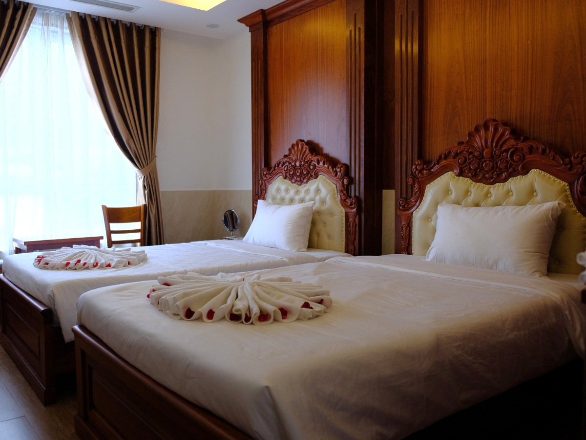 Phòng nghỉ có cửa sổ hướng về cầu sông Hàn