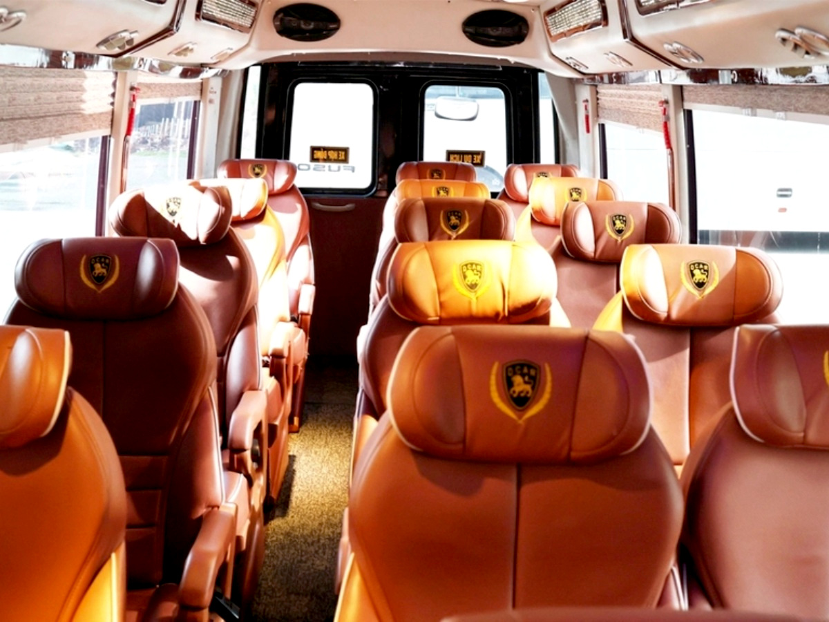 Không gian bên trong xe limousine 16 chỗ