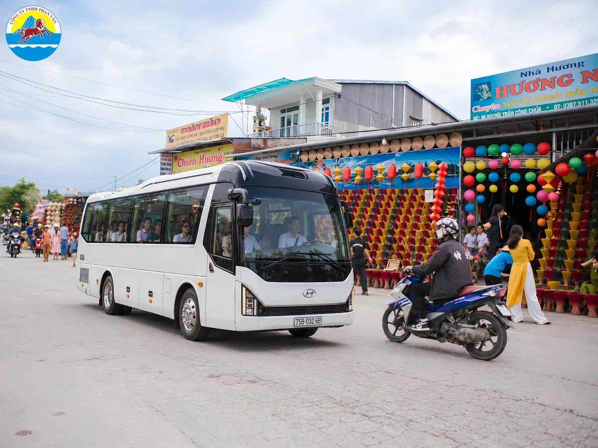 Khách vui lòng kiểm tra limousine 19 chỗ trước khi đi Huế