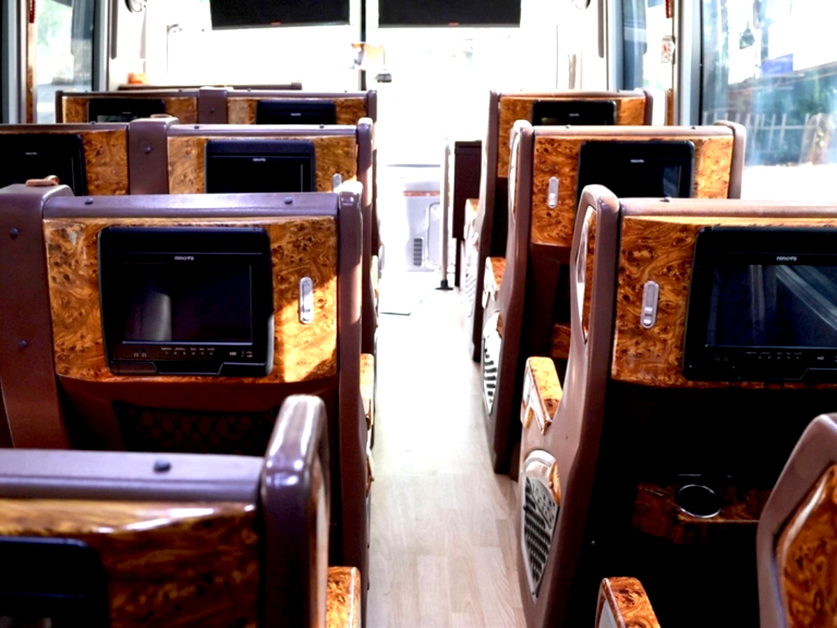 Bên trong không gian xe limousine 19 chỗ với đầy đủ các tiện nghi