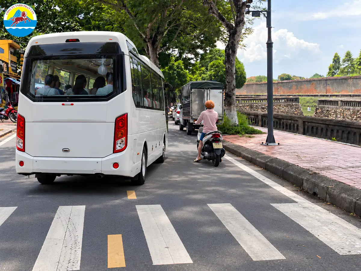 Xe limousine 24 chỗ Phan Văn Travel phục vụ khách đi Huế