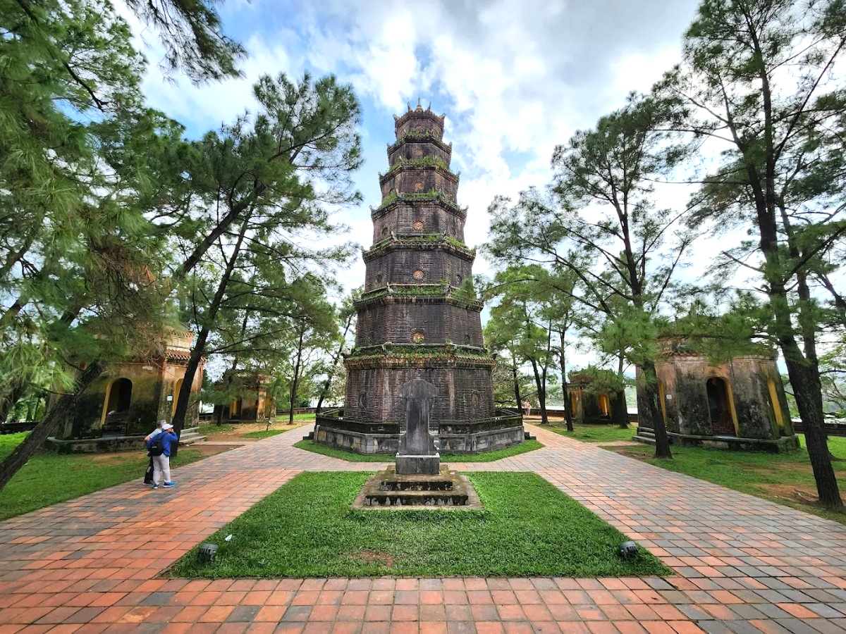 Về với Huế, lắng nghe thời thở qua từng phiến đá