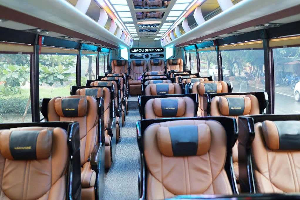 bên trong xe limousine 24 chỗ