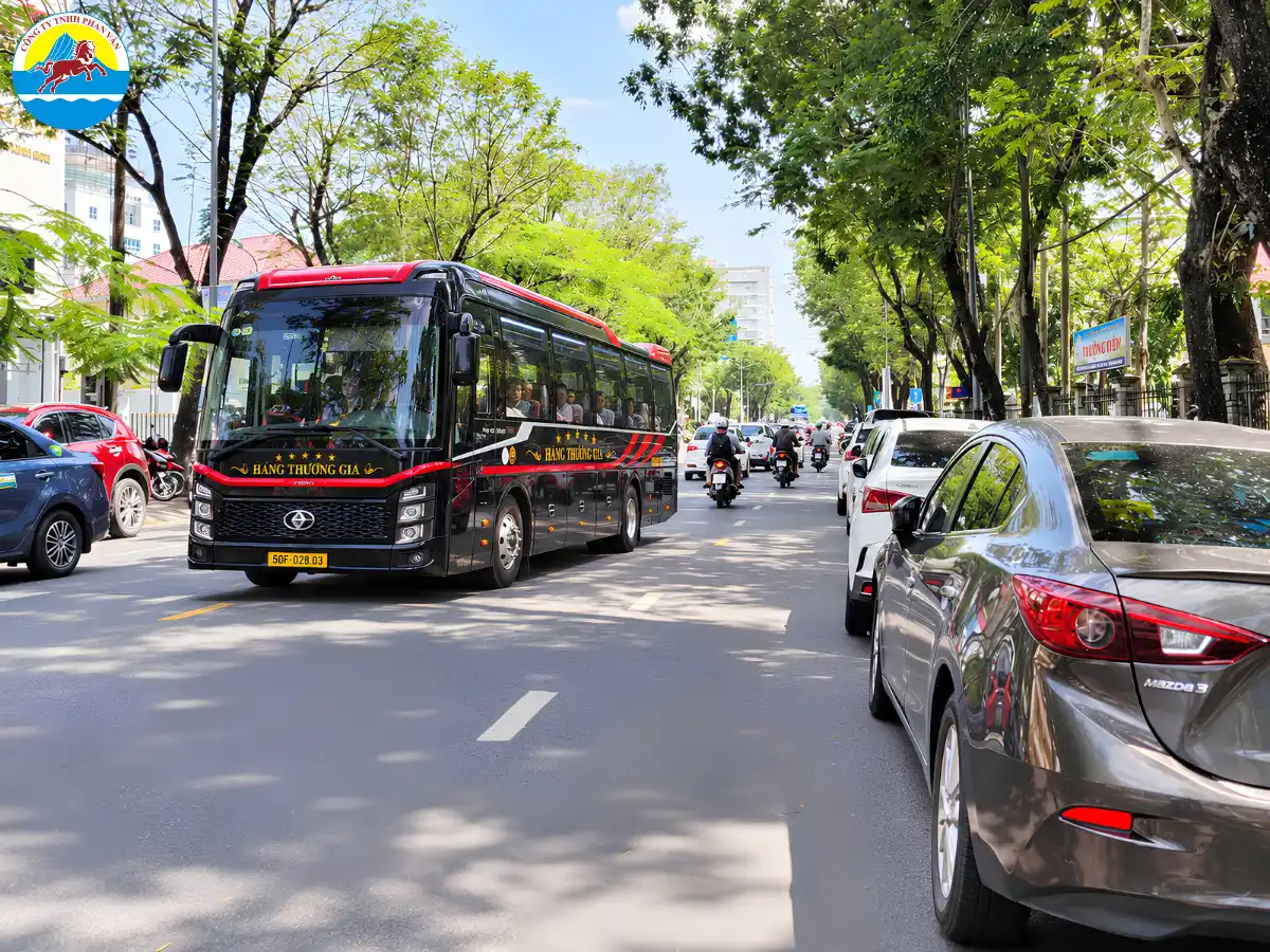 thuê xe limousine 29 chỗ Đà Nẵng đi Huế