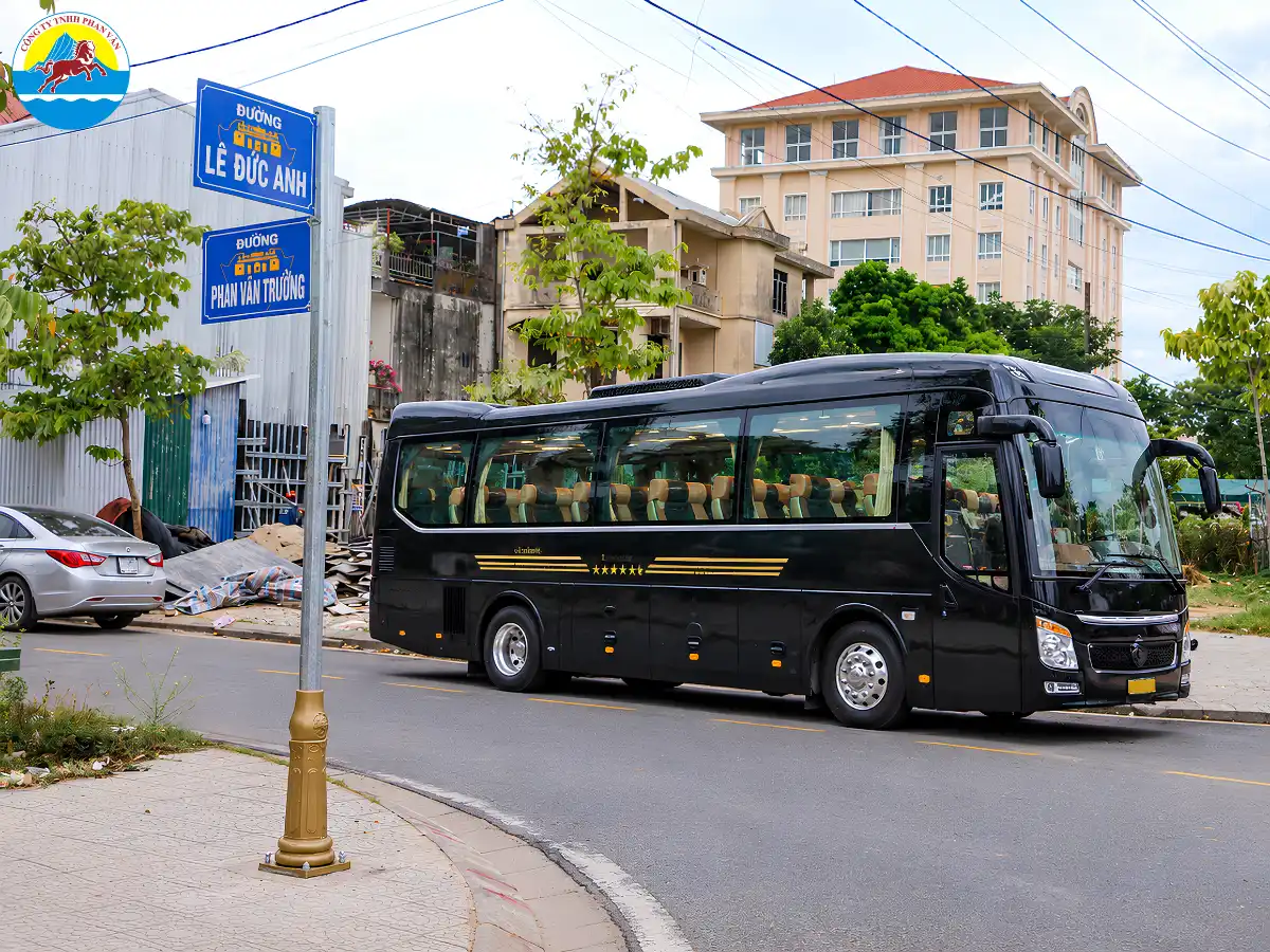 thuê xe limousine 29 chỗ Đà Nẵng đi Huế