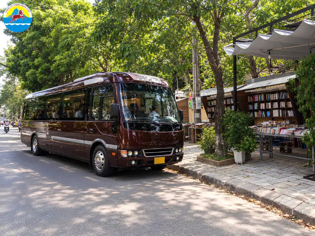 Xe limousine 29 chỗ chở khách đi Huế tại Phan Văn Travel