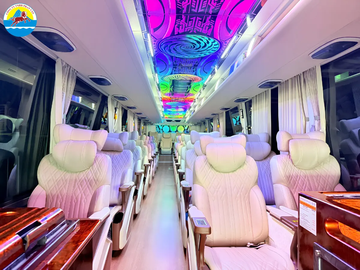 Nội thất và ghế ngồi limousine 29 chỗ đi Huế
