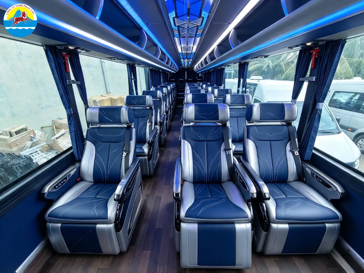 Hàng ghế rộng bên trong xe limousine 29 chỗ đi Măng Đen dành cho đoàn đông