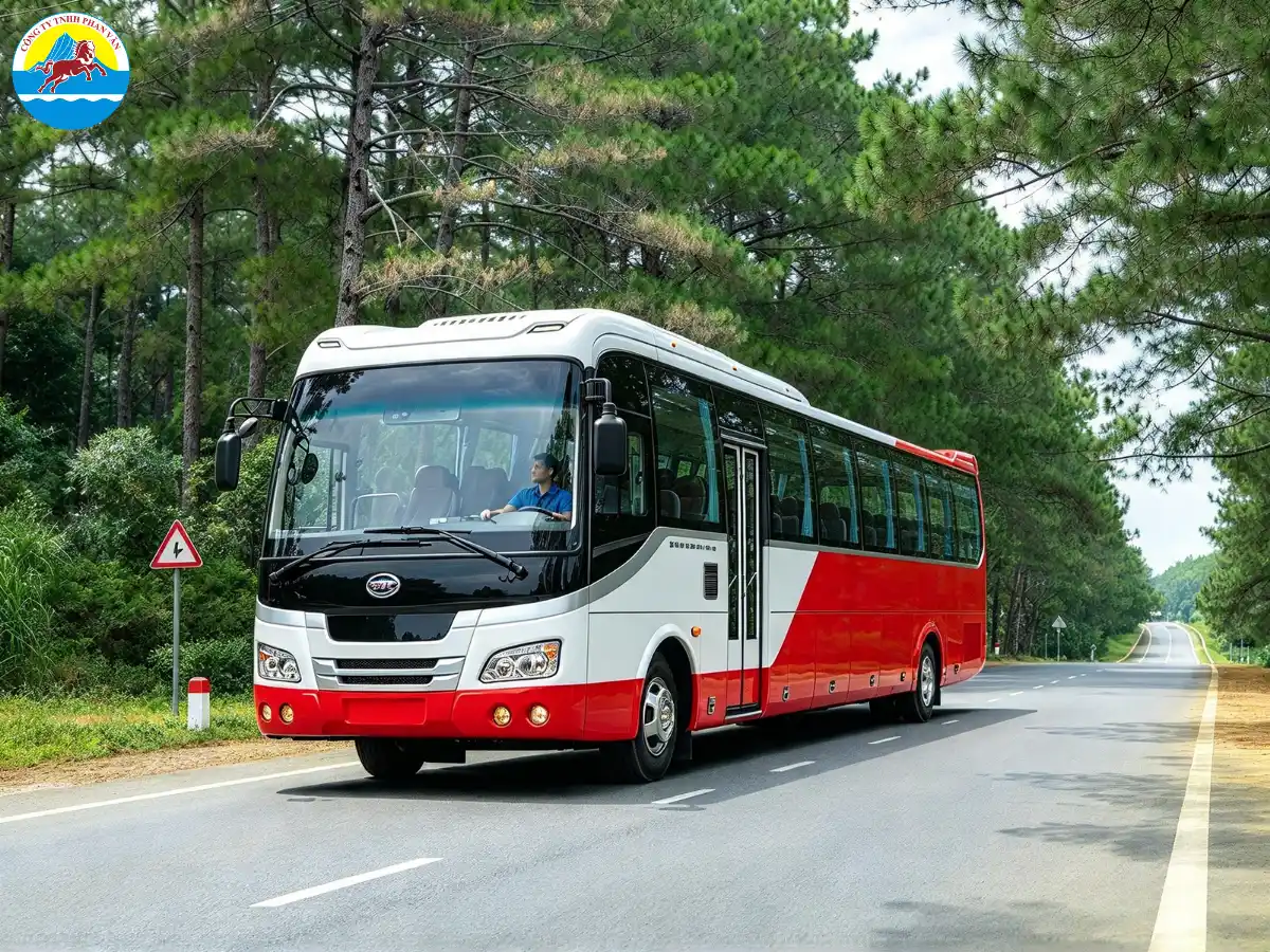Xe limousine 29 chỗ đi Măng Đen của Phan Văn Travel