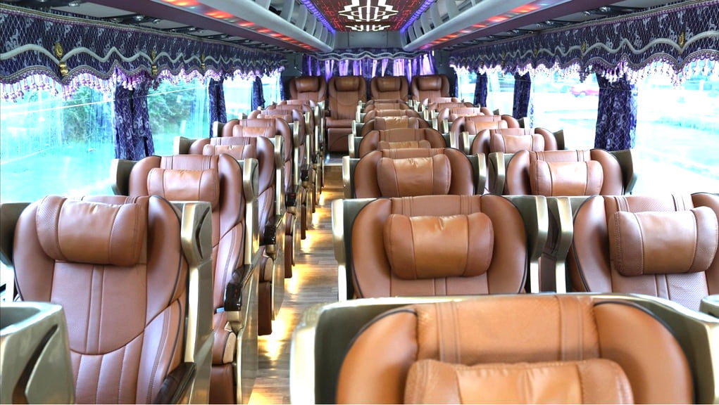 bên trong xe limousine 29 chỗ