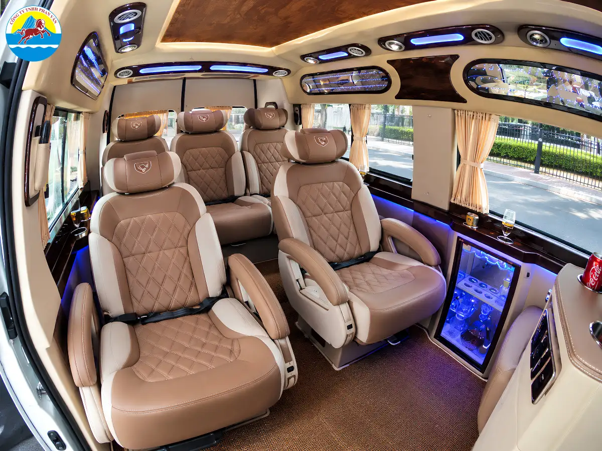 Nội thất limousine 7 chỗ phục vụ gia đình và nhóm khách nhỏ đi Măng Đen
