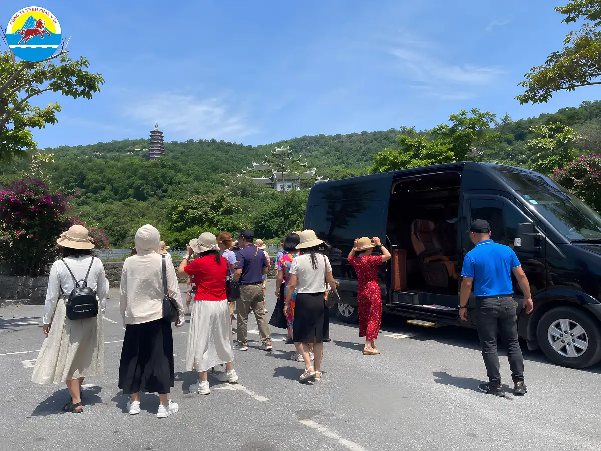 Đoàn khách Phan Văn Travel tại Chùa Linh Ứng
