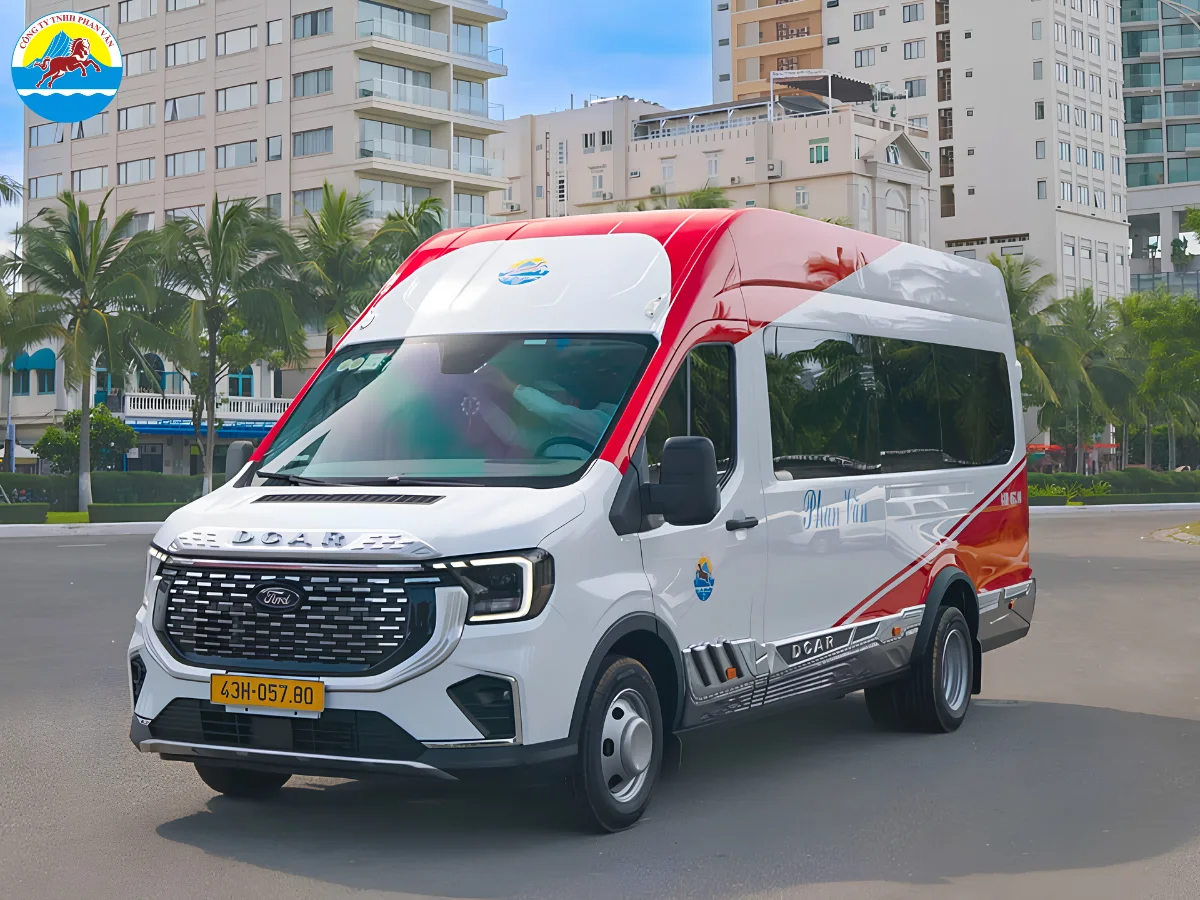 Xe limousine 9 chỗ của Phan Văn Travel tại Đà Nẵng