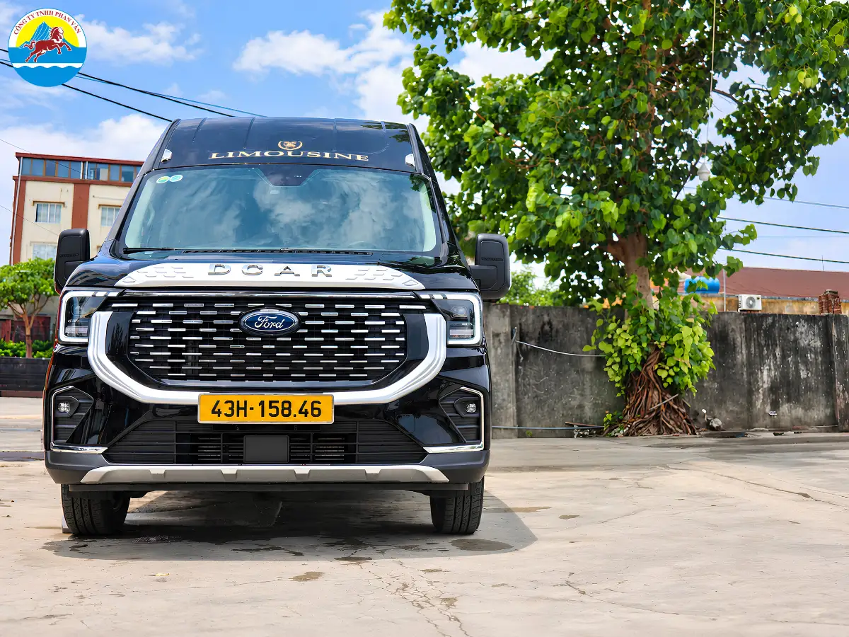 Limousine 9 chỗ phục vụ khách sự kiện