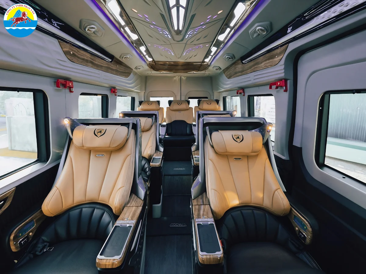 Khoang hành khách limousine 9 chỗ Đà Nẵng đi Huế