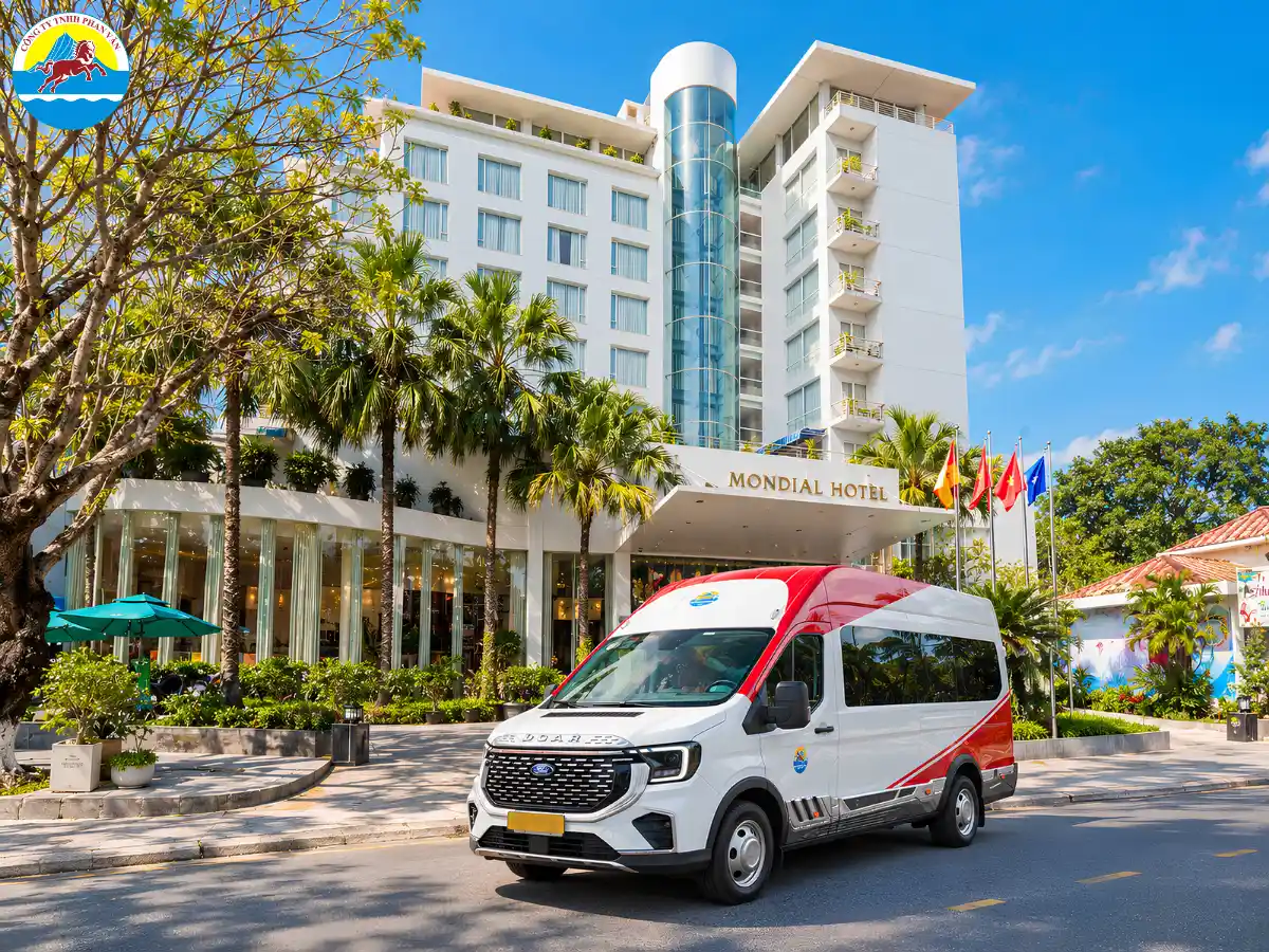 Xe limousine Phan Văn Travel chở khách từ Đà Nẵng đi Huế
