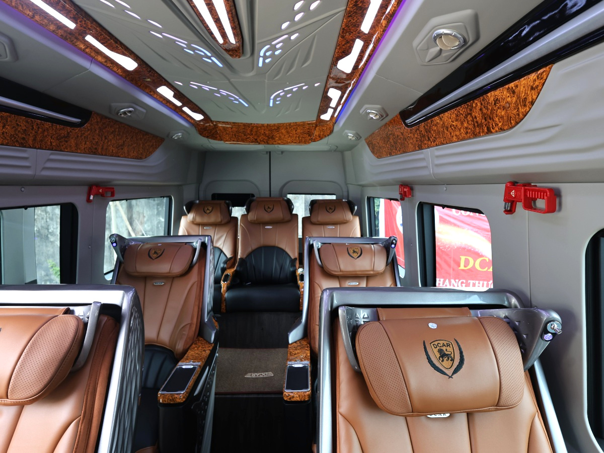 Khoảng cách giữa các ghế ngồi rộng rãi và bố trí hợp lý