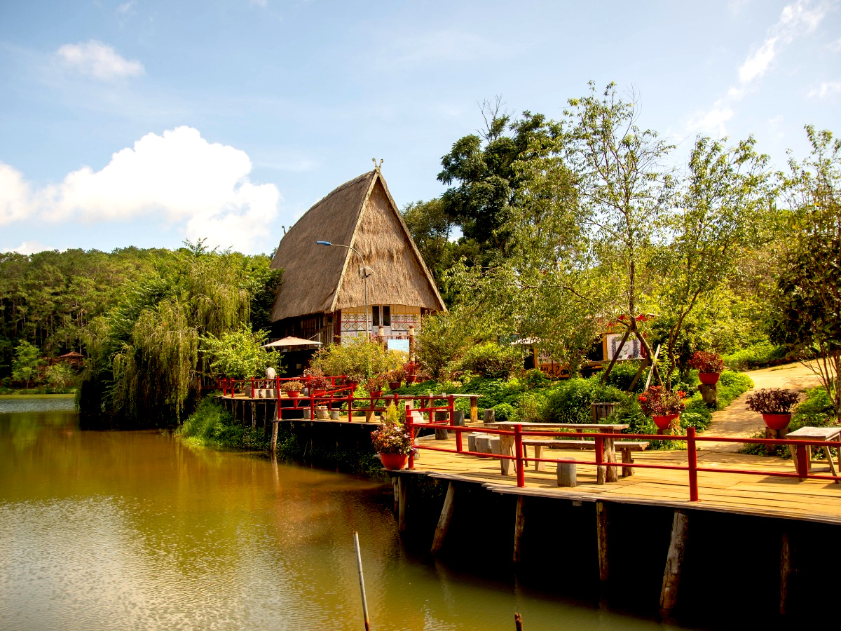 Hồ Đăk Ke thu hút đông đảo du khách đến check in