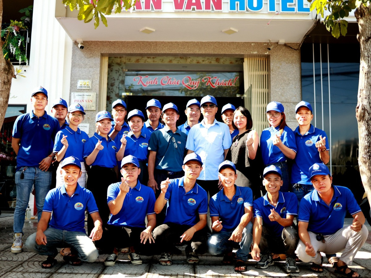 Đội ngũ nhân viên Phan Văn luôn đồng hành cùng bạn trên mọi chặng đường