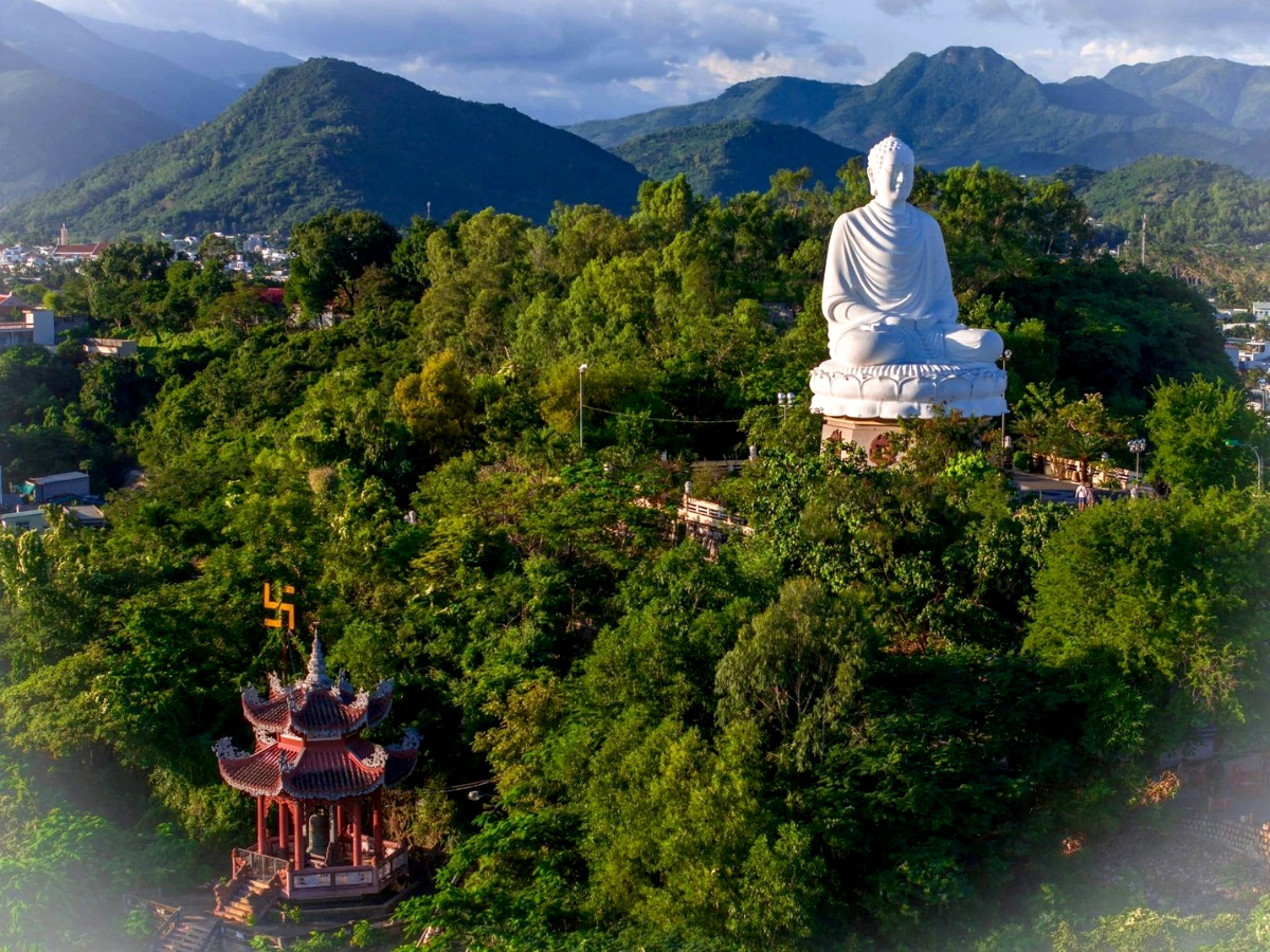 Ngắm nhìn tượng Phật cao nhất tại Chùa Long Sơn (Nha Trang)