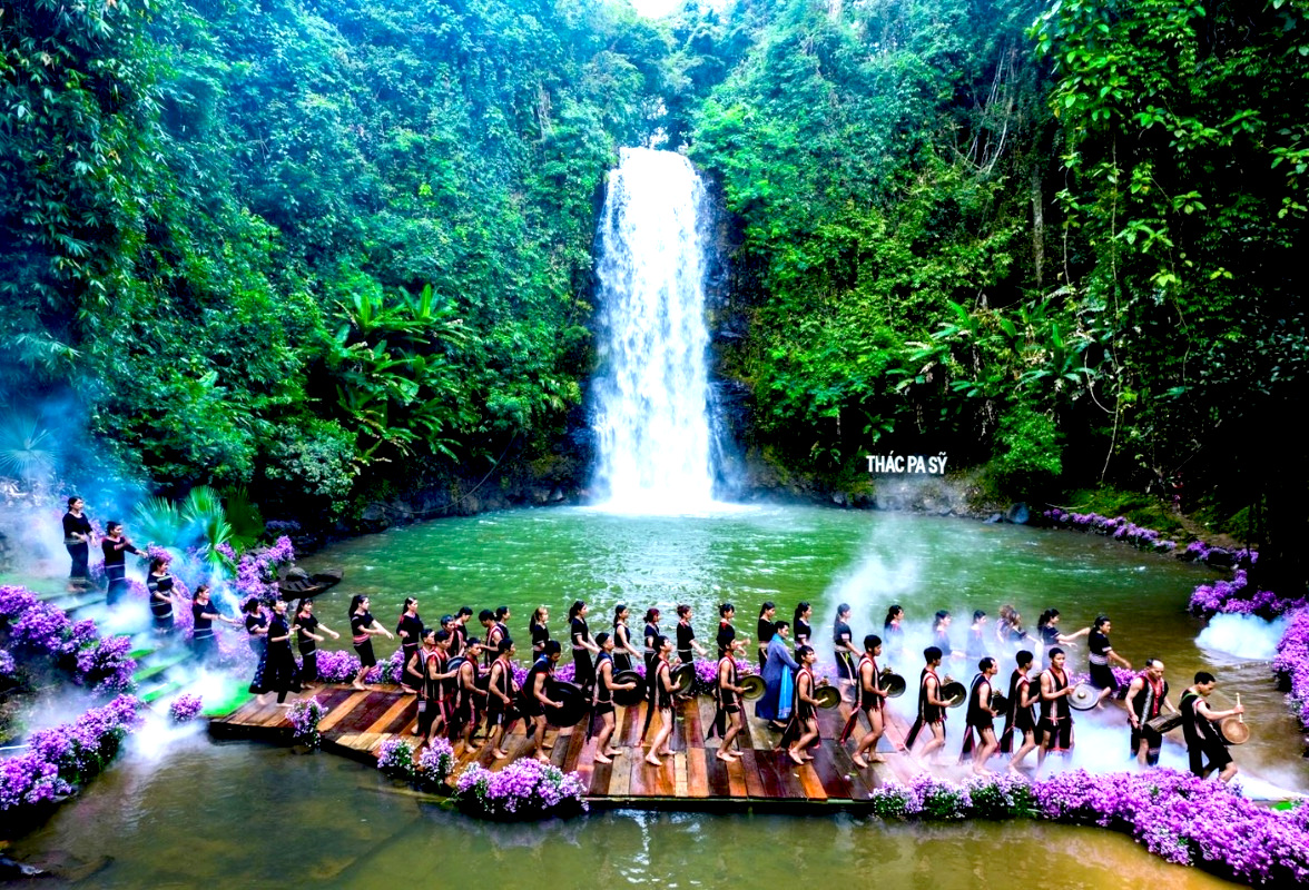 Hoạt động văn nghệ bên Thác Pa Sỹ