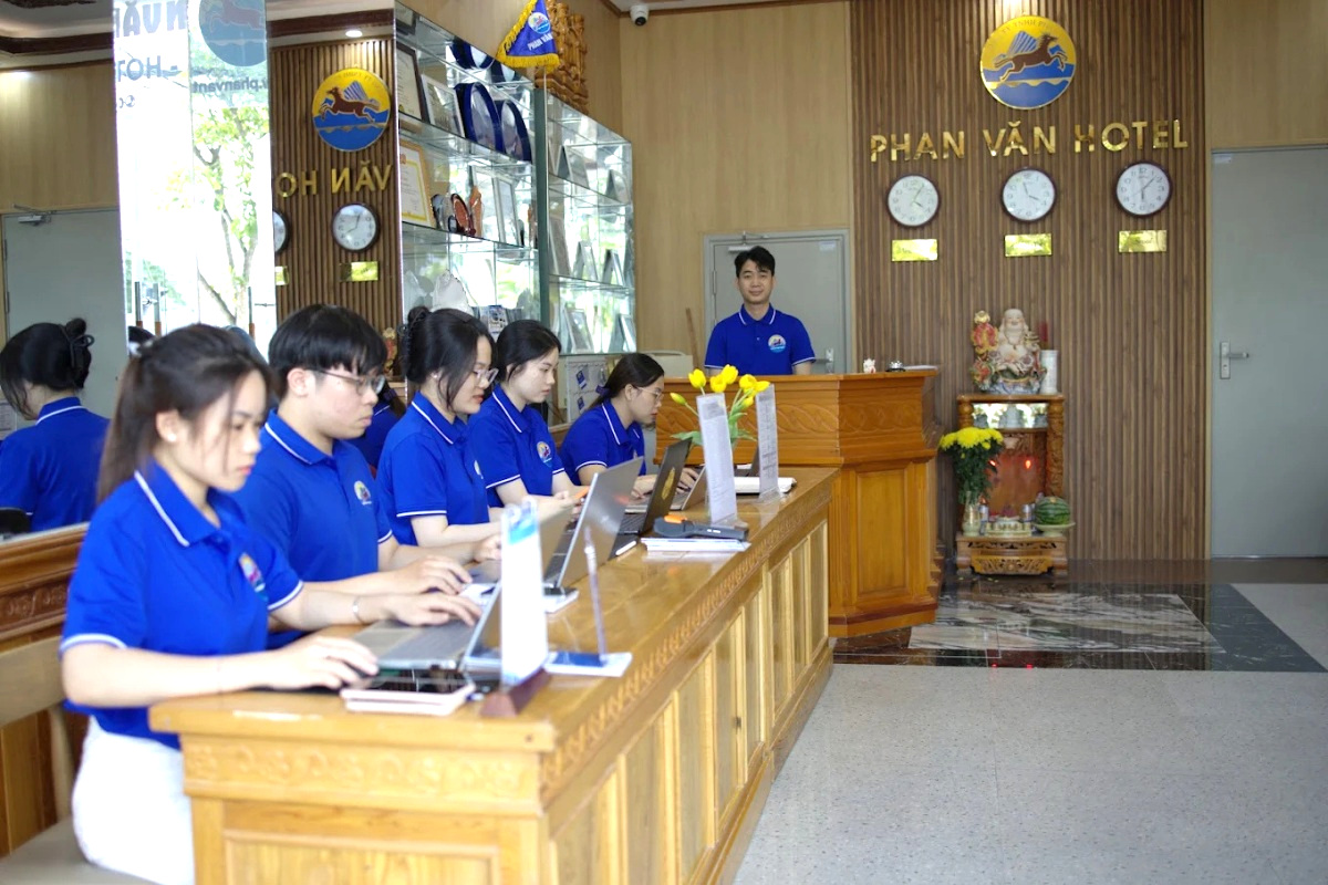 Nhân viên Phan Văn luôn làm việc chăm chỉ để mang đến dịch vụ tốt nhất cho khách hàng