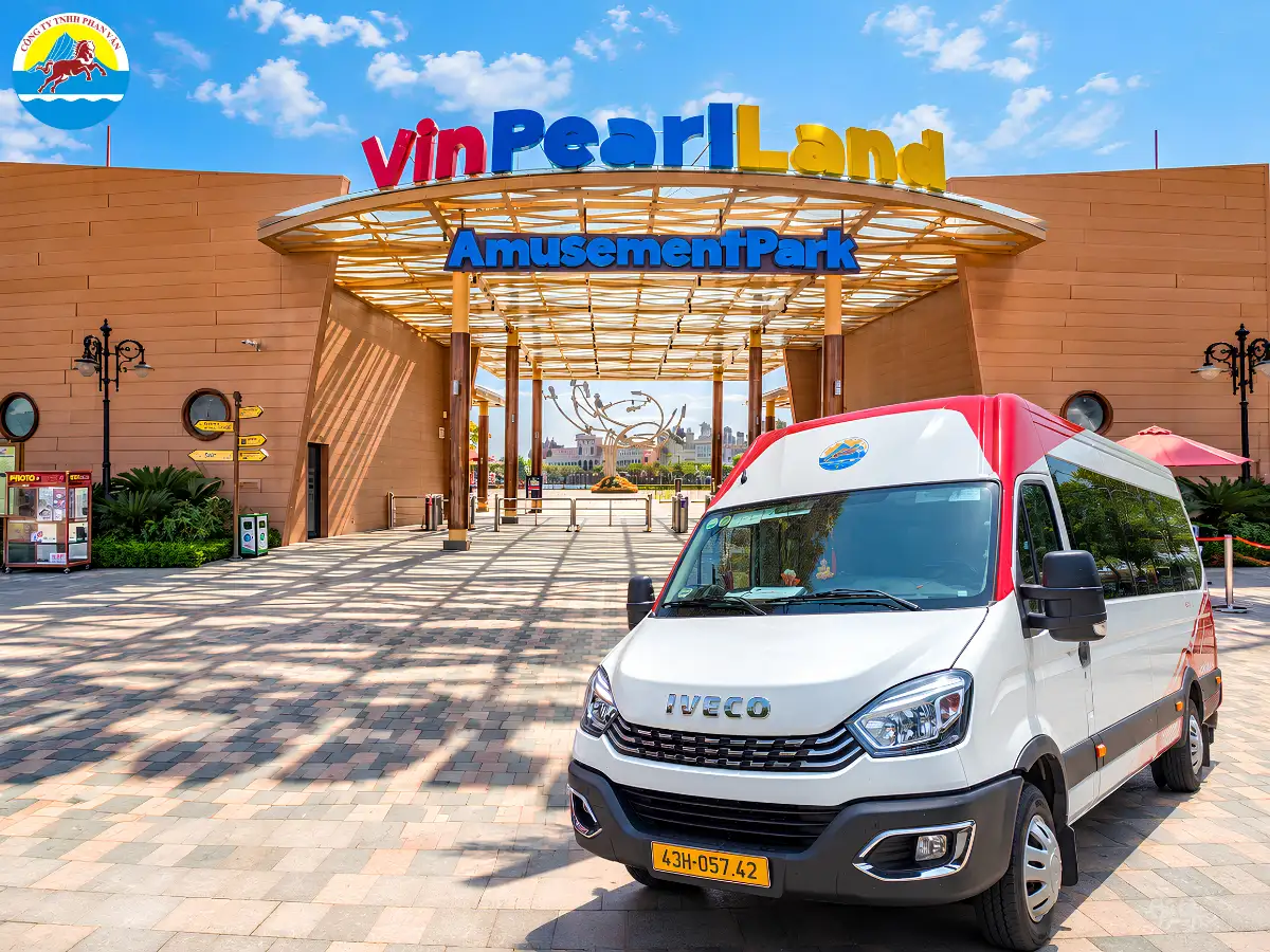 Xe đón khách sau chuyến vui chơi VinWonders