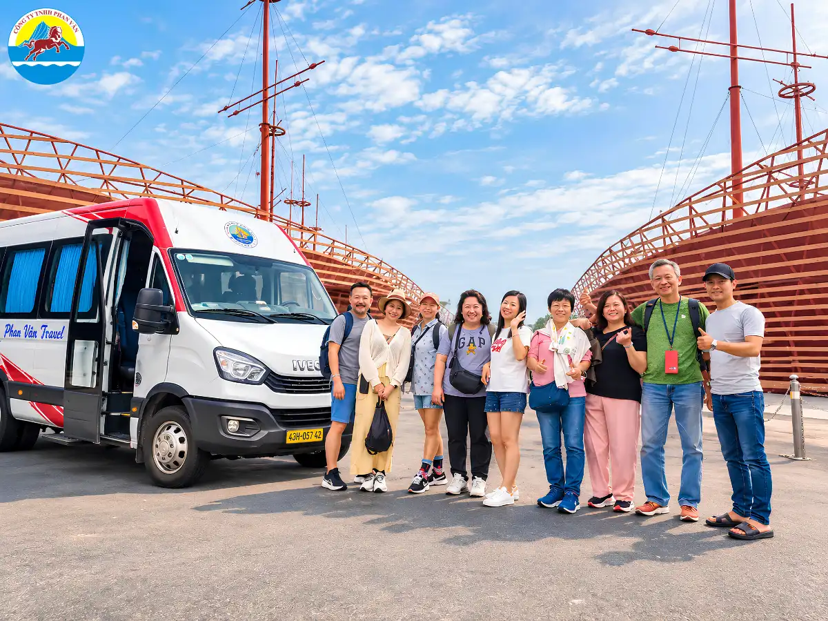 Xe du lịch chở du khách đến VinWonders Nam Hội An