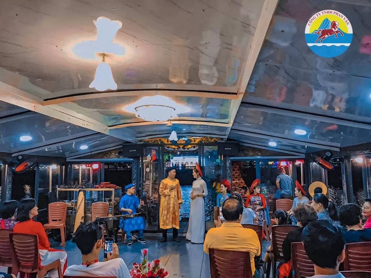 Thưởng ngoạn Sông Hương