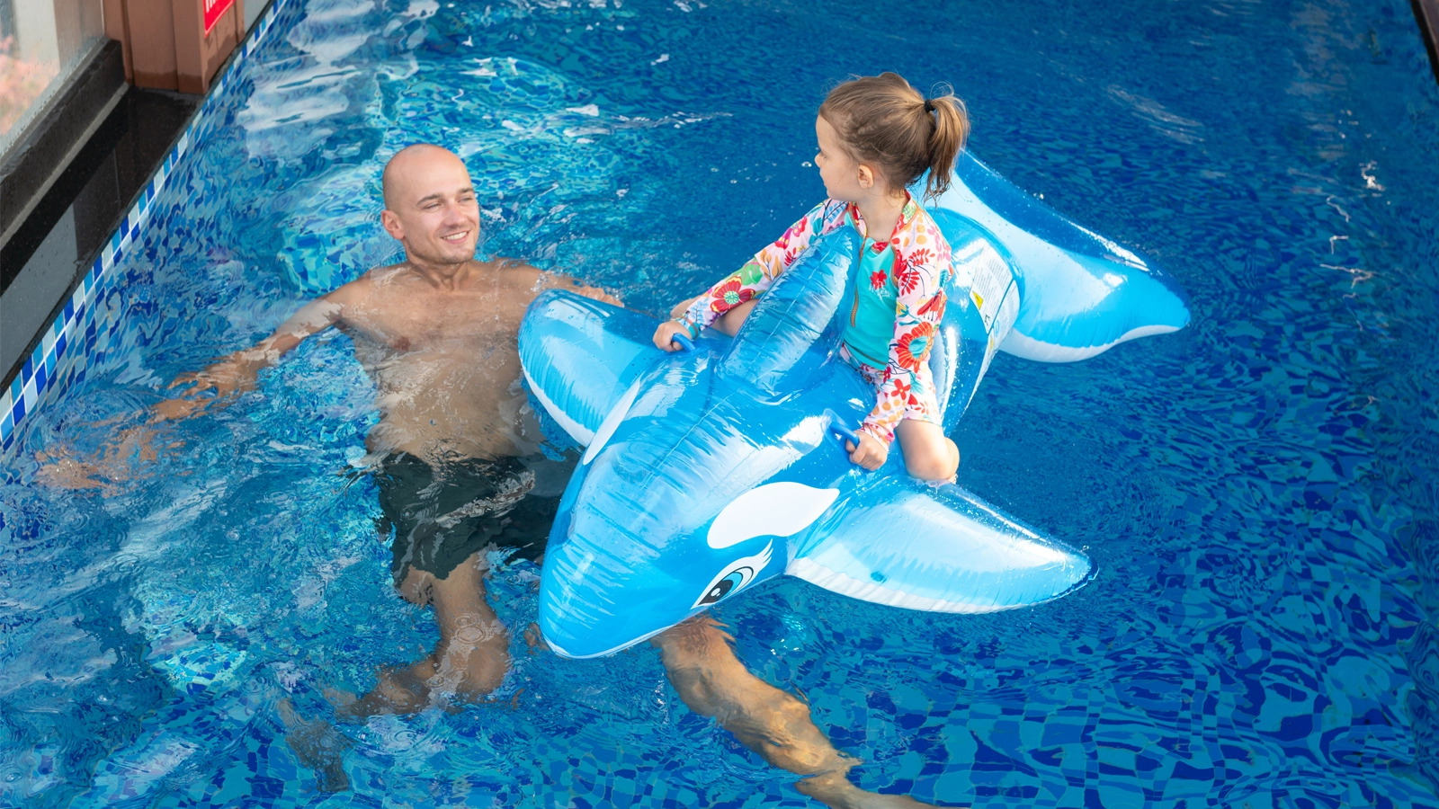 Hồ bơi ngoài trời là điểm nhấn thu hút du khách của khách sạn