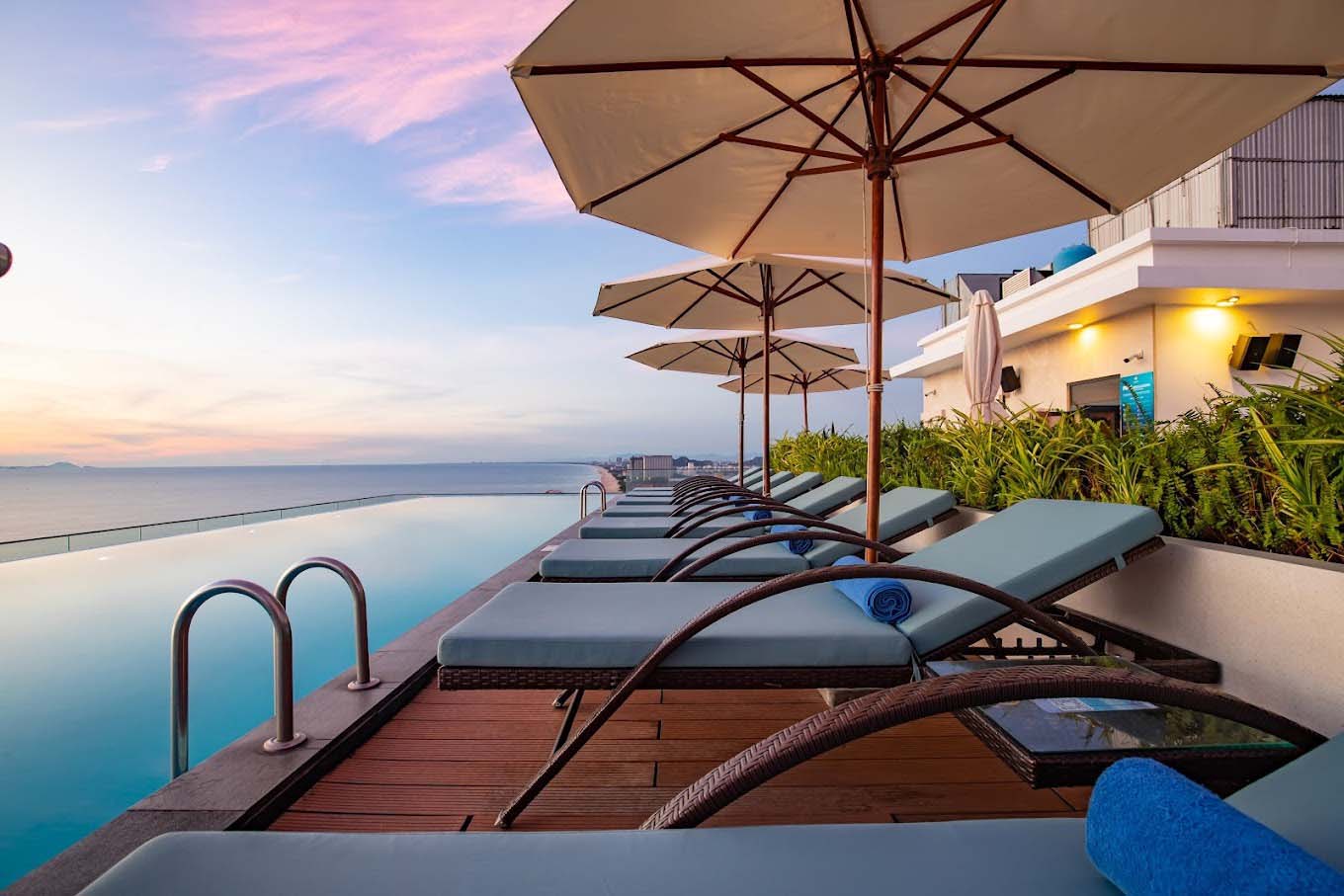 Khu vực bể bơi TMS Hotel Đà Nẵng Beach