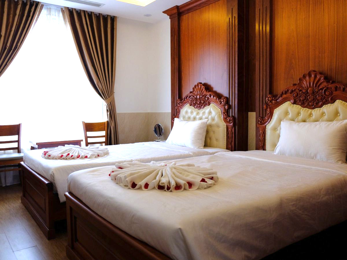 top-5-khach-san-da-nang-view-bien-dep-cho-tuan-trang-mat-lang-man-khach-san-phan-van-1