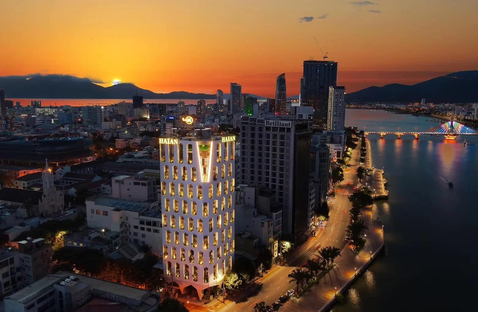 Các phòng hướng sông và rooftop lounge