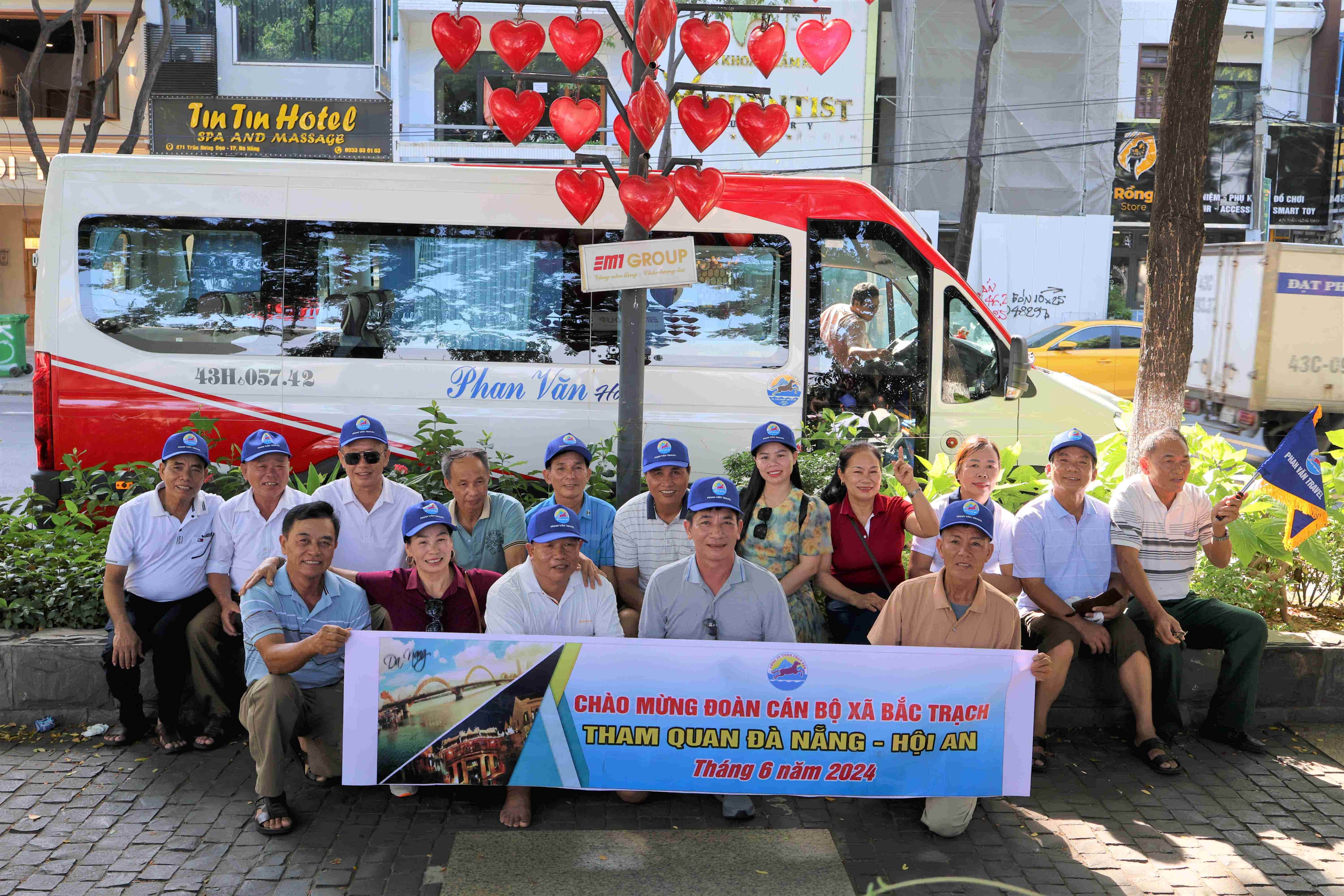 hình ảnh đoàn đi tour phan văn